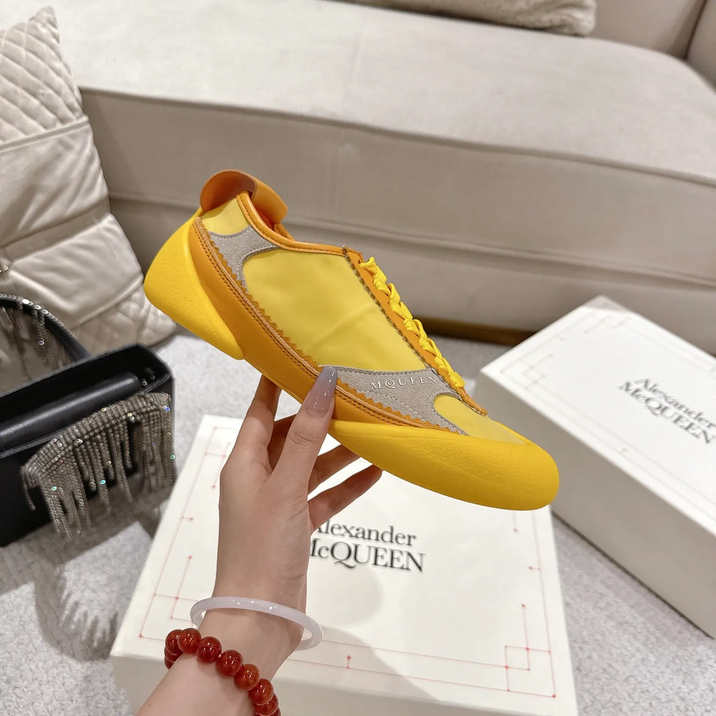 👟👟Ex-factory price 600👟👟 Men's size +10 2025 McQueen's new AIexanderMcQUEEN✅ The original quality has been certified! The original version is reproduced 1:1, and the latest lace-up casual shoes are released simultaneously. • McQueen logo • Round toe box • Lightweight segmented sole design, made of imported stretch breathable fabric + grained cowhide, soft inner lining and insole, comfortable for walking and not stuffy on the feet. Five colors: black/white·white·off-white·black/brown·yellow Fabric: grained cowhide + stretch fabric + cow suede Insole: imported sheepskin Women’s model: 35–40 (40 for women is not returnable) Men’s model: 39–45 (45 for men is not returnable)